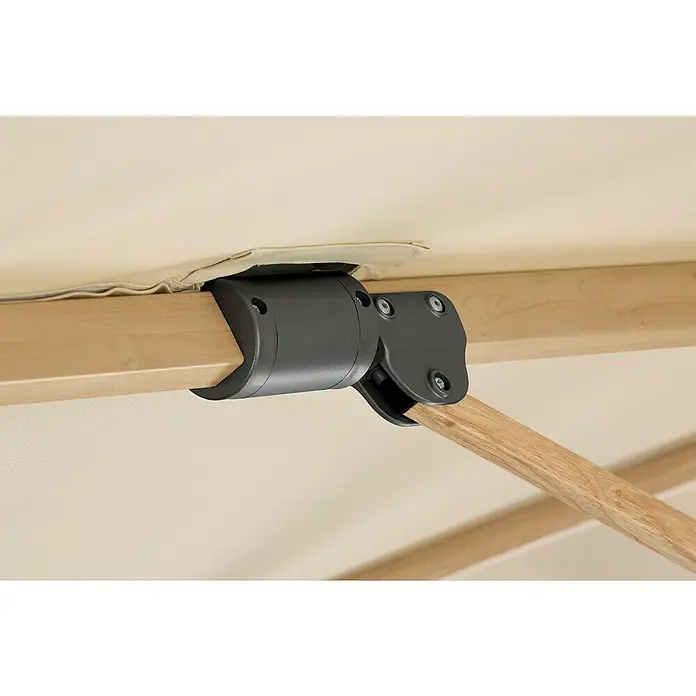 Schneider Classic Ampelschirm Rhodos Twist Woody - Natur, Bespannungsmaß (L x B): 300 x 300 cm - Detailansicht eines Verbindungstücks aus Metall, das zwei Holzstücke eines Sonnenschirms verbindet und Stabilität verleiht.