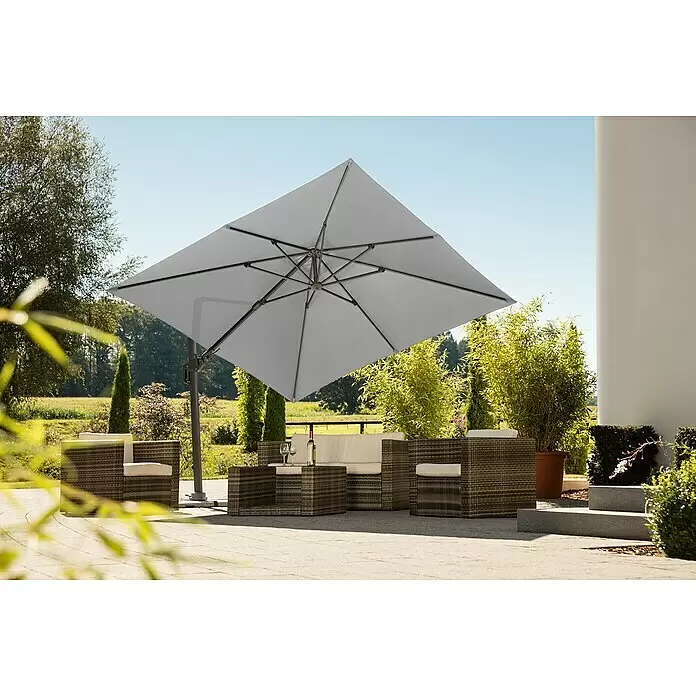 Schneider Classic Ampelschirm Rhodos Twist - Silbergrau, Bespannungsmaß (L x B): 300 x 300 cm - Großer grauer Ampelschirm spendet Schatten über braunen Rattan-Gartenmöbeln.