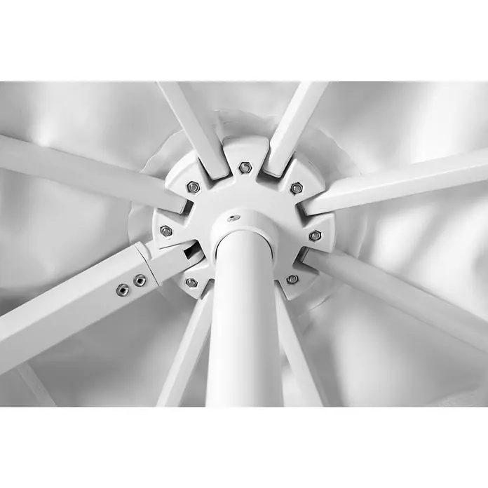 Schneider Classic Ampelschirm Rhodos Twist Bianco - Weiß, Bespannungsmaß (L x B): 300 x 300 cm - Nahaufnahme der weißen Verstrebungen und des zentralen Verbindungsstücks eines Sonnenschirms, das ein stabiles Design zeigt.