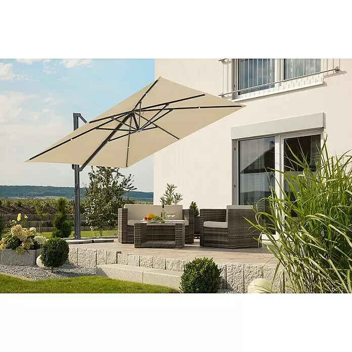 Schneider Classic Ampelschirm Rhodos Smart - Natur, Bespannungsmaß (L x B): 300 x 300 cm - Beiger Ampelschirm mit dunklem Gestell, spendet Schatten über Gartenmöbeln auf einer sonnigen Terrasse.