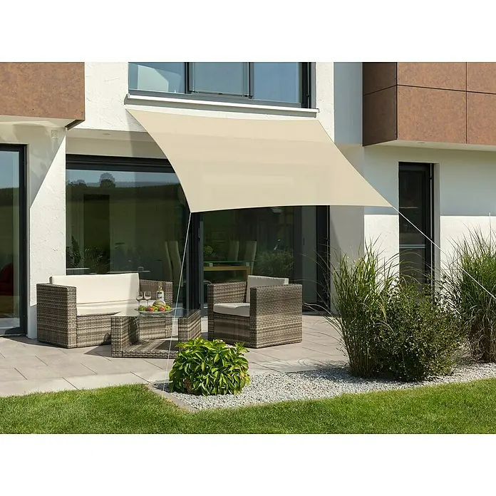 Schneider Sonnensegel Lanzarote - L x B: 300 x 250 cm, Natur - Außenansicht mit stilvollem Sonnensegel, das Schatten spendet und das moderne Terrassendesign ergänzt. Die Gartenmöbel laden zum Entspannen ein.