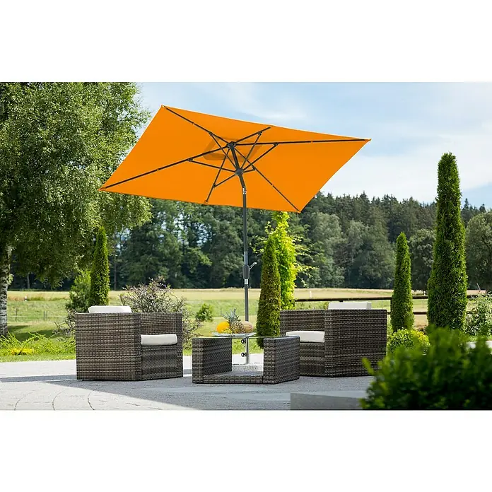 Schneider Classic Marktschirm Tunis - Mandarine, Bespannungsmaß (L x B): 270 x 150 cm - Ein orangefarbener Sonnenschirm über einer Rattansitzgruppe mit Tisch und Stühlen im Freien.