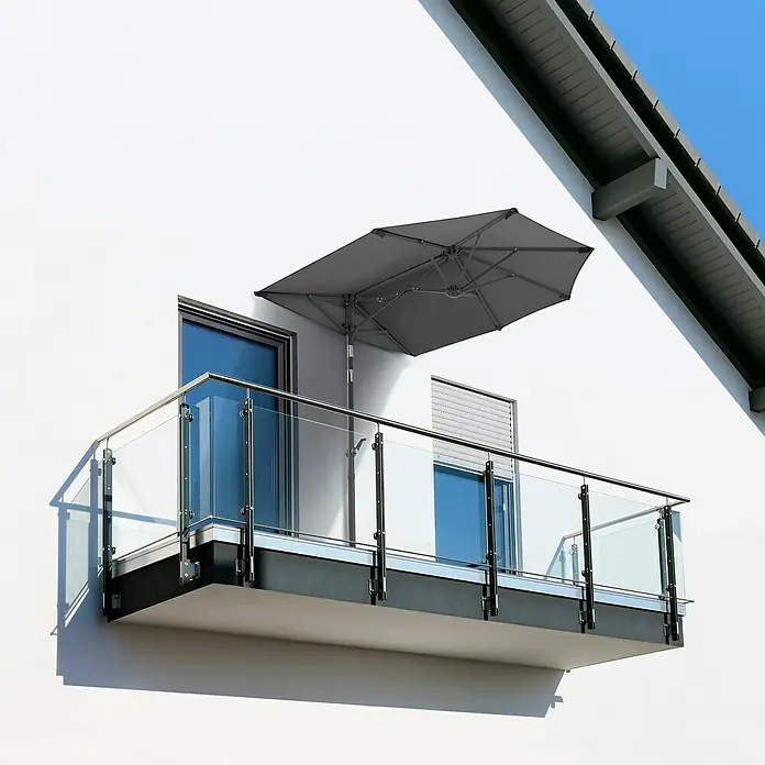 Schneider Classic Balkonschirm Salerno mezza - Anthrazit, Bespannungsmaß (L x B): 150 x 150 cm - Schirm auf dem Balkon mit Glasgeländer und blauem Himmel.