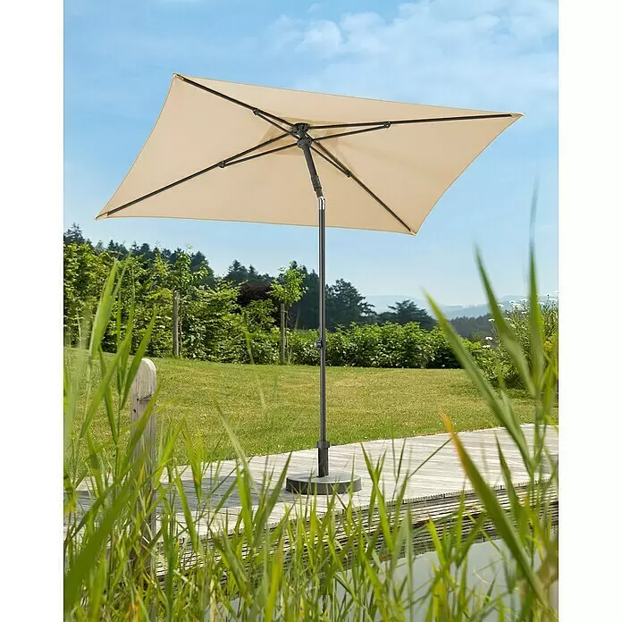 Schneider Classic Marktschirm Sevilla - Natur, Bespannungsmaß (L x B): 240 x 140 cm - Beiger rechteckiger Sonnenschirm mit dunkelgrauem Mast und Fuß, auf einem Holzdeck im Freien.