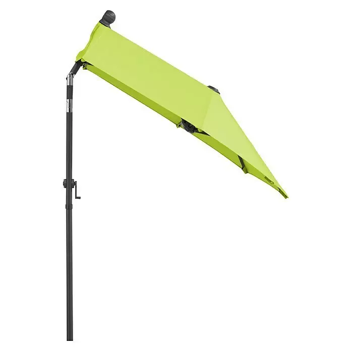 Schneider Classic Balkonschirm Salerno mezza - Apfelgrün, Bespannungsmaß (L x B): 150 x 150 cm - Limettengrüner Ampelschirm mit dunkelgrauem Mast und einem angewinkelten, teilweise gefalteten Schirmdach.