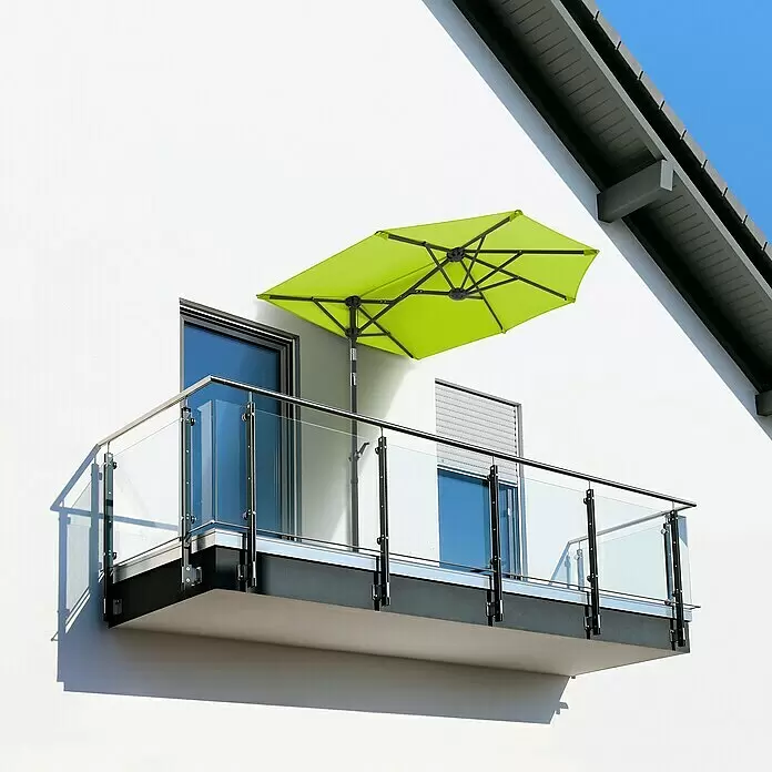 Schneider Classic Balkonschirm Salerno mezza - Apfelgrün, Bespannungsmaß (L x B): 150 x 150 cm - Moderner Balkon mit Glasgeländer und einem leuchtend lindgrünen Sonnenschirm.