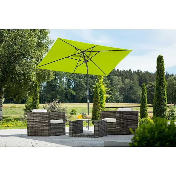 Schneider Classic Marktschirm Tunis - Apfelgrün, Bespannungsmaß (L x B): 270 x 150 cm - Bild einer Gartensitzgruppe mit einem Sonnenschirm. Das Set besteht aus zwei Sesseln und einem Tisch, perfekt für den Außenbereich.