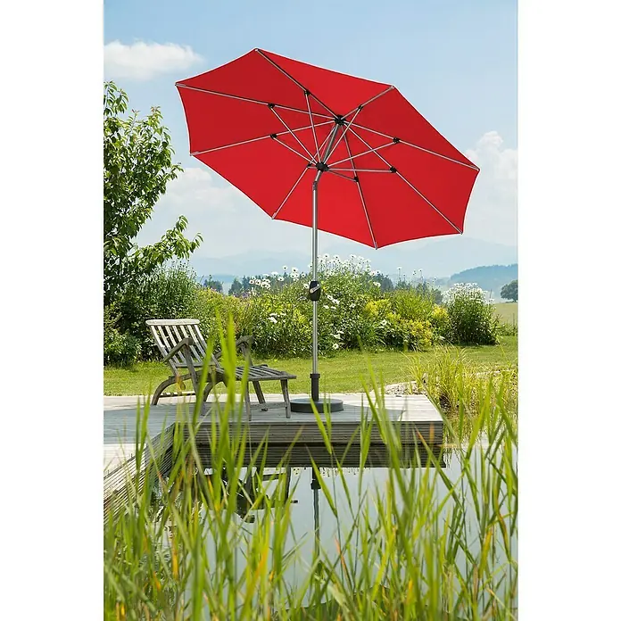 Schneider Classic Marktschirm rund VenedigRot, Durchmesser Bespannung: 270 cm - Roter Sonnenschirm auf einer Holzterrasse neben einem Teich, der Schatten spendet und zum Entspannen im Freien einlädt.