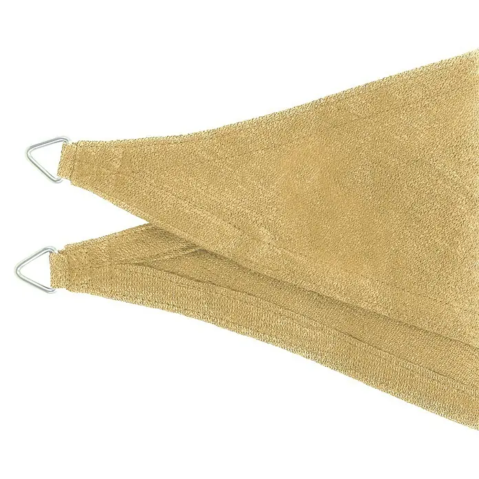 Schneider Sonnensegel Teneriffa - L x B: 500 x 500 cm, Natur, Quadratisch - Nahaufnahme einer beigen, dreieckigen Sonnensegelplane mit silbernen Befestigungsringen an den Ecken vor schwarzem Hintergrund.