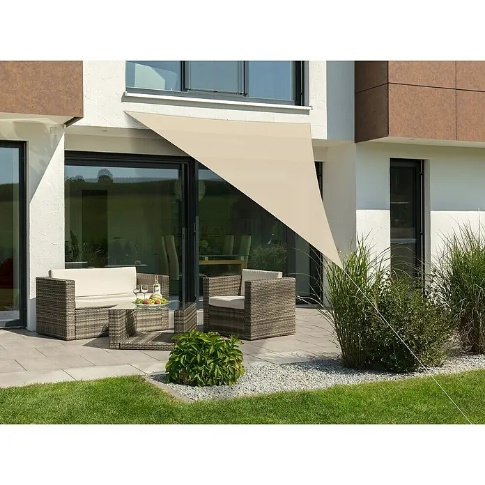 Schneider Sonnensegel Lanzarote - L x B: 400 x 400 cm, Natur, Dreieckig - Ein stilvolles Terrassenensemble mit Rattanmöbeln und einem dreieckigen Sonnensegel, das Schatten spendet und zum Entspannen einlädt.