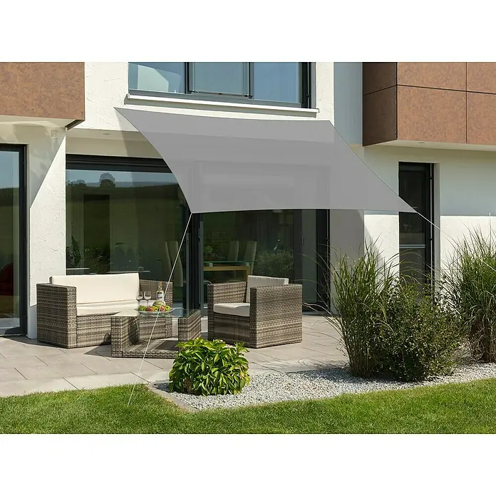 Schneider Sonnensegel Teneriffa - L x B: 360 x 250 cm, Silbergrau - Bild einer grauen Sonnensegel-Überdachung auf einer Terrasse mit Gartenmöbeln, die Schatten spendet und das Outdoor-Erlebnis verbessert.