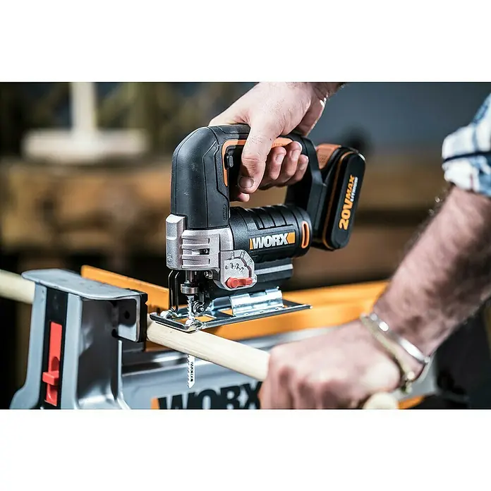 Worx PowerShare 20V Akku-Stichsäge WX543 - 20 V, 1 Akku, 2 Ah, Leerlaufhubzahl: 0 /min - 2.600 /min - Detailaufnahme einer WORX Stichsäge beim Sägen eines Holzstücks, mit Fokus auf Präzision und Leistung des Werkzeugs.