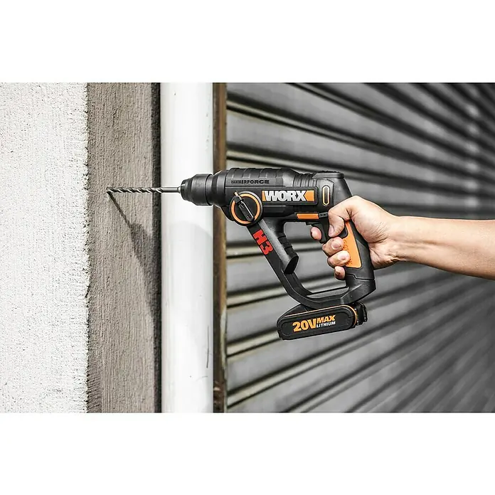 Worx PowerShare 20V Akku-Bohrhammer WX390.1 - 20 V, 2 Akkus, Li-Ionen, 12 -tlg. - Nahaufnahme eines WORX Hammerforce Akku-Bohrhammers, der in eine Wand bohrt.