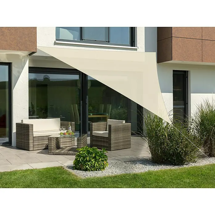Schneider Sonnensegel Teneriffa - L x B: 500 x 500 cm, Natur, Dreieckig - Eine Terrasse mit Rattanmöbeln, einem Tisch mit Getränken und einer Markise, die Schatten spendet und für ein gemütliches Ambiente sorgt.