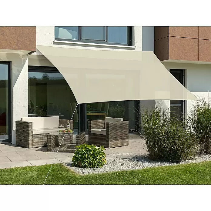 Schneider Sonnensegel Teneriffa - L x B: 500 x 360 cm, Natur - Hellbeiges Sonnensegel spendet Schatten über einer modernen Terrasse mit Outdoor-Möbeln, am Haus befestigt.