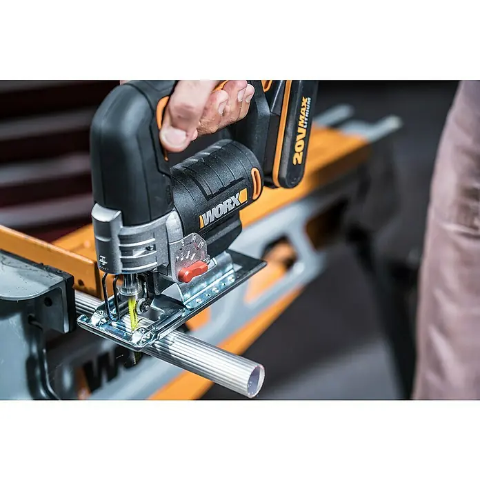 Worx PowerShare 20V Akku-Stichsäge WX543 - 20 V, 1 Akku, 2 Ah, Leerlaufhubzahl: 0 /min - 2.600 /min - Eine WORX Stichsäge in Aktion, die ein Metallrohr durchtrennt. Präzise Schnitte mit einem leistungsstarken Werkzeug für Heimwerkerprojekte.