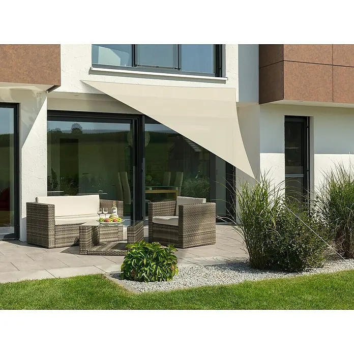 Schneider Sonnensegel Teneriffa - L x B: 360 x 360 cm, Natur, Dreieckig - Elegante Terrassenüberdachung mit beiger Markise, die Schatten spendet. Gemütliche Rattansitzgruppe lädt zum Verweilen im Freien ein.