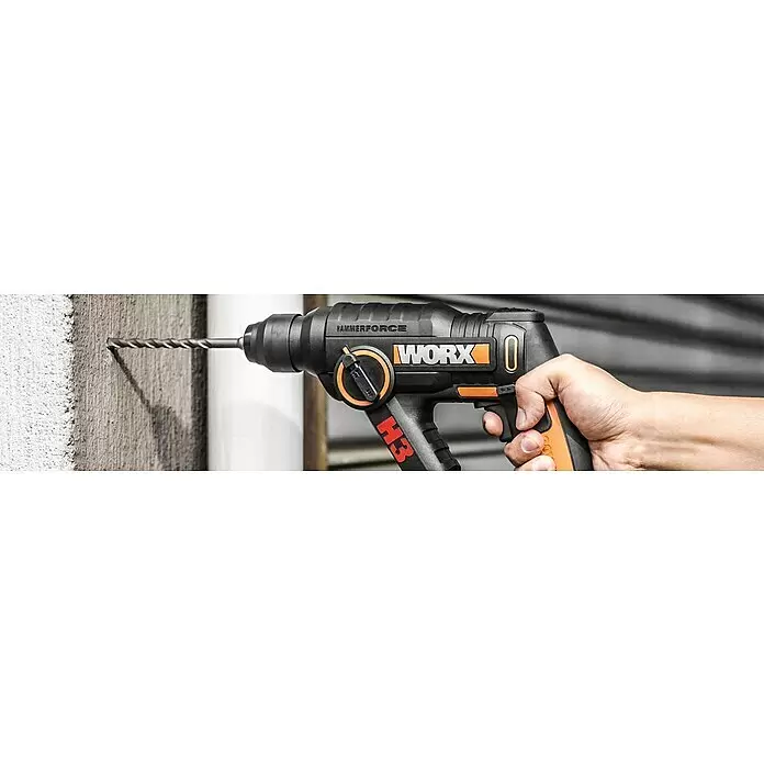 Worx PowerShare 20V Akku-Bohrhammer WX390.1 - 20 V, 2 Akkus, Li-Ionen, 12 -tlg. - Ein schwarz-orangefarbener Worx Bohrhammer wird von einer Hand gehalten und bohrt aktiv in eine Betonwand.