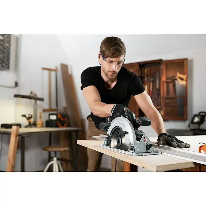 Worx PowerShare 20V Akku-Handkreissäge WX520.9 - 20 V, Ohne Akku, Durchmesser Scheibe: 185 cm - Ein Mann benutzt eine Kreissäge zum Schneiden von Holz, er trägt dabei Schutzbrille und Handschuhe. Die Kreissäge ist ein hochwertiges Werkzeug.