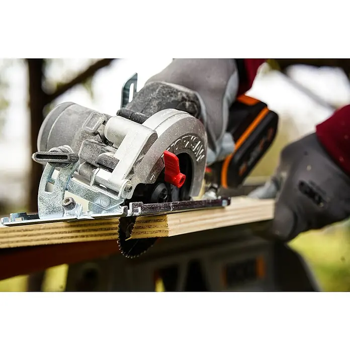 Worx PowerShare 20V Akku-Handkreissäge WX531.9 - 20 V, Ohne Akku, Leerlaufdrehzahl: 6.900 U/min - Nahaufnahme einer Handkreissäge im Einsatz, die durch ein Holzbrett schneidet, mit Fokus auf Präzision und Sicherheit.