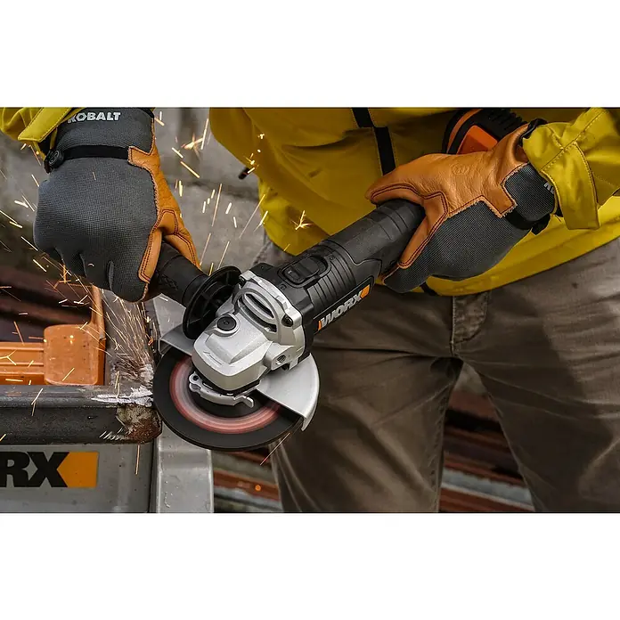 Worx PowerShare 20V Akku-Winkelschleifer WX812.9 - 20 V, Ohne Akku, Durchmesser Scheibe: 125 mm - Ein Mann benutzt eine Worx Flex Schleifmaschine mit Handschuhen, während Funken fliegen.