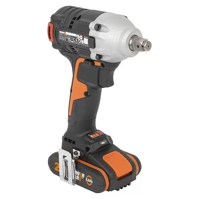 Worx PowerShare 20V Akku-Schlagschrauber WX272.9 - 20 V, Ohne Akku, 2 Ah, 300 Nm - Eine schwarz-orangefarbene Akku-Schlagschrauber mit silbernem Kopf und angebrachtem 2,0-Ah-Akku, mit Metallgürtelclip.