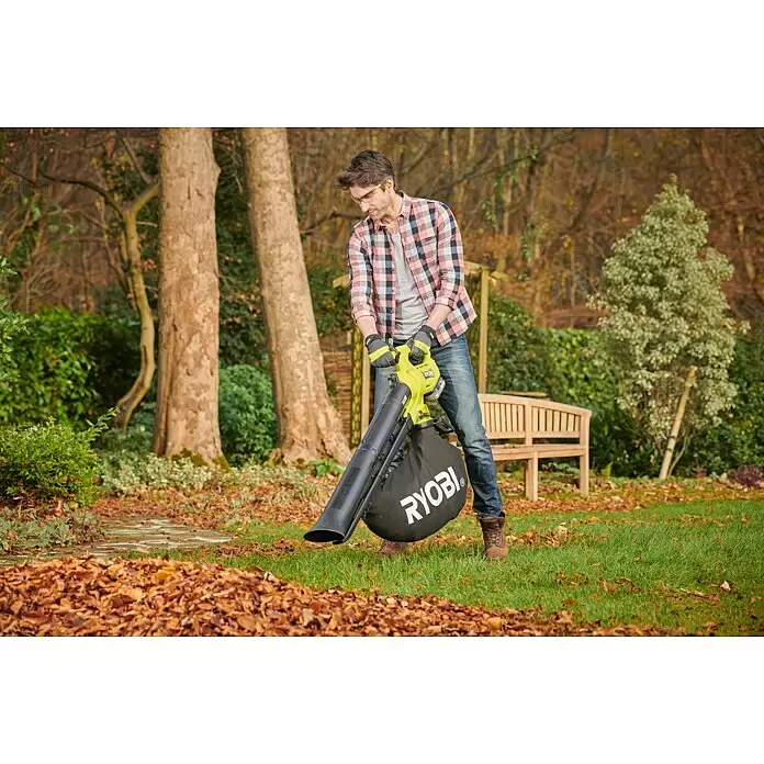 Ryobi ONE+HP Akku-Laubsauger & -Laubbläser RY18BVXA-150 - 1 Akku, 5 Ah, Blasleistung: 1,8 m³/min, Blasgeschwindigkeit: 252 km/h - Anwendungsbeispiel