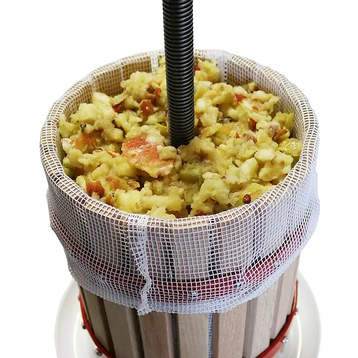 Güde Obstpresse OP 18 - Fassungsvermögen: 18 l - Apfelpresse mit zerkleinerten Äpfeln, bereit zur Saftherstellung. Die robuste Konstruktion und das feine Netz sorgen für hohe Saftausbeute.