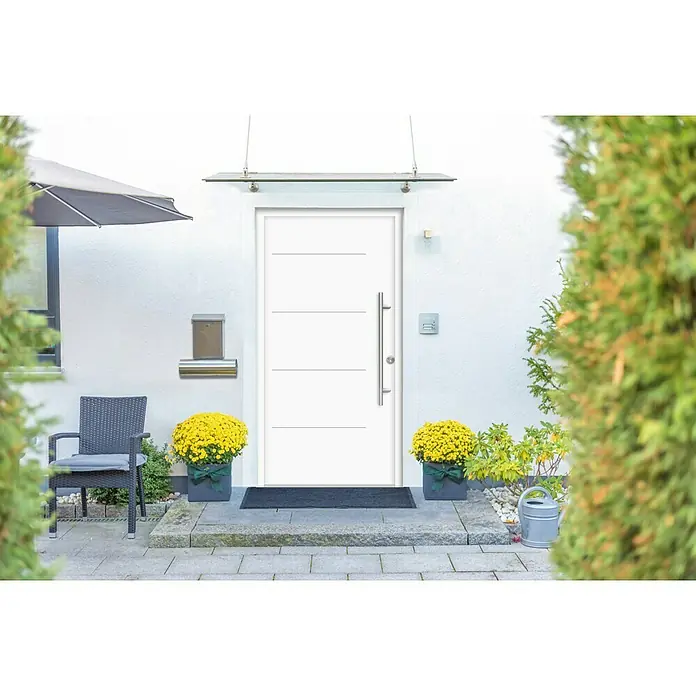 Splendoor Haustür Thermodoor PLUS SPL - 110 x 210 cm, DIN Anschlag: Rechts, Verkehrsweiß - Moderne Haustür mit Edelstahlgriff, flankiert von gelben Blumen, die den Eingangsbereich elegant akzentuieren und einladend wirken.