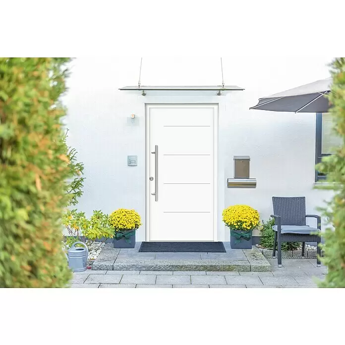 Splendoor Haustür Thermodoor PLUS SPL - 110 x 210 cm, DIN Anschlag: Links, Verkehrsweiß - Weiße moderne Haustür mit horizontalen Linien und langem Stangengriff unter Glasvordach, als Hauseingang.