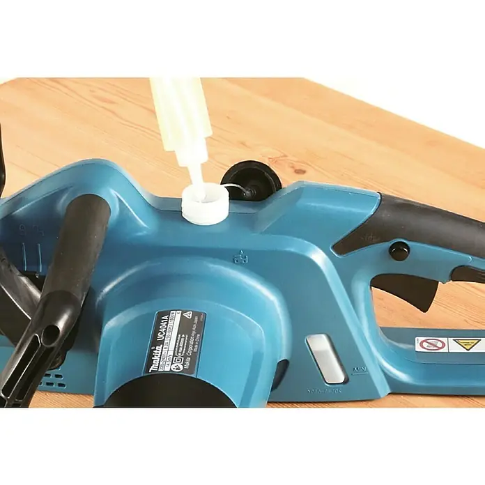 Makita Elektro-Kettensäge UC4041A - 1.800 W, Schwertlänge: 40 cm - Nahaufnahme einer blauen Makita UC4041A Kettensäge beim Ölen.