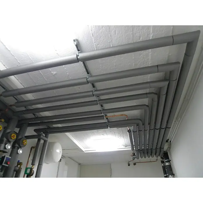 Thermaflex ThermaGo PE-Rohrisolierung 35/20 - Durchmesser: 35 mm, Dämmstärke: 20 mm, Selbstklebend, Länge: 1 m - Graue Isolierrohre an der Decke in einem Kellerraum, Teil eines komplexen Heizungs- oder Sanitärsystems.