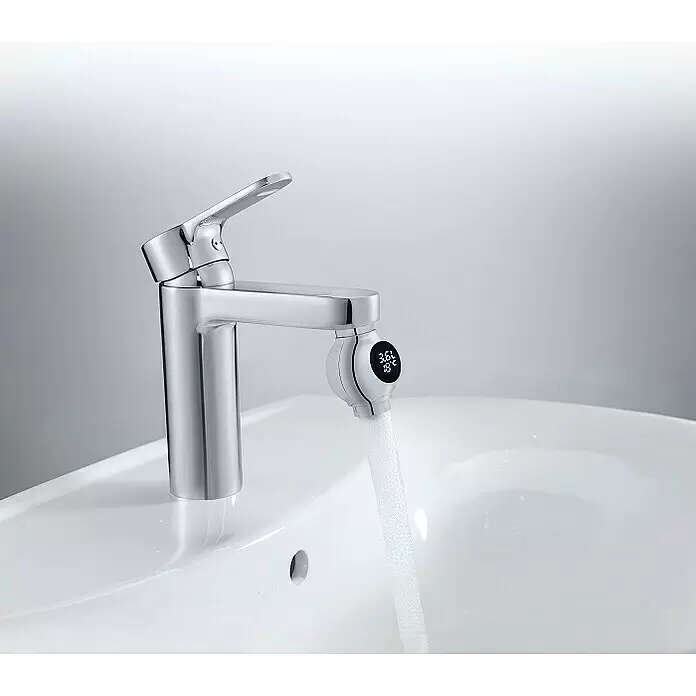 Neoperl Wassersparstrahlregler MyFlow - M 22, 1 Stk., 8,3 l/min, Geeignet für: Armaturen - Chromarmatur mit digitaler Anzeige am Auslauf, die Wassertemperatur (18°C) und Durchfluss (3.6L) anzeigt, Wasser fließt in ein weißes Waschbecken.