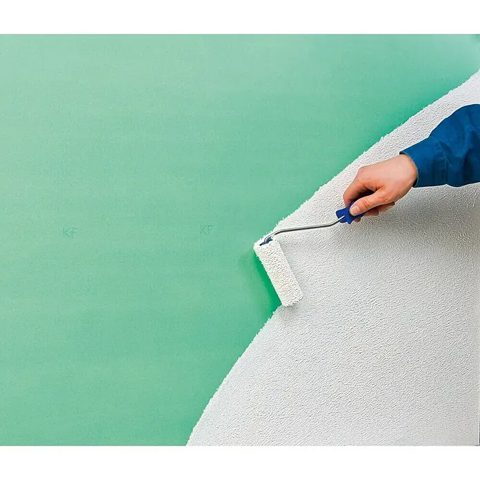 Knauf Putzgrund - 2 l, Weiß - Maler, der eine Wand mit einer Farbwalze und grüner Farbe streicht. Eine Hälfte der Wand ist weiß, die andere grün gestrichen.
