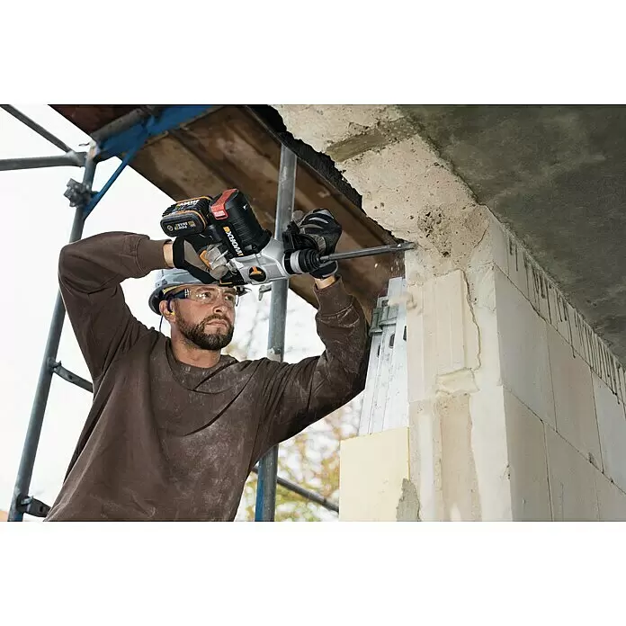 Worx PowerShare 20V Akku-Bohrhammer WX380.9 - 20 V, Ohne Akku, 2,2 J - Mann benutzt einen schwarz-orangen Worx Akku-Bohrhammer zum Meißeln von Beton auf einer Baustelle.