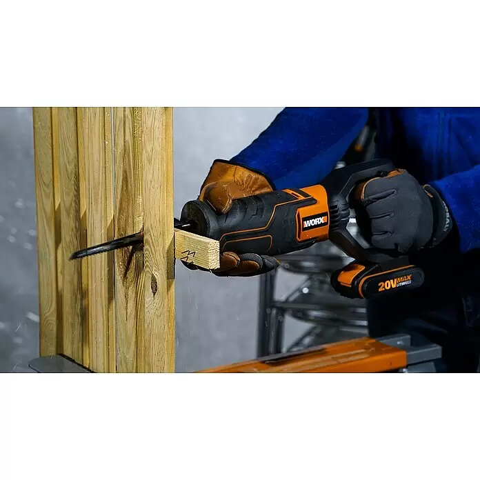 Worx PowerShare 20V Akku-Säbelsäge WX516.9 - 20 V, Ohne Akku, Hublänge: 29 mm - Person schneidet eine Holzlatte mit einer schwarzen und orangefarbenen Worx Säbelsäge.