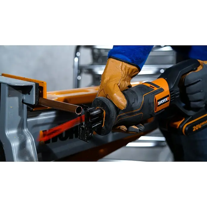 Worx PowerShare 20V Akku-Säbelsäge WX516.9 - 20 V, Ohne Akku, Hublänge: 29 mm - Das Worx-Säbelsäge-Werkzeug schneidet präzise ein Metallrohr, das in einem Schraubstock befestigt ist. Das Werkzeug ist kompakt und kabellos.