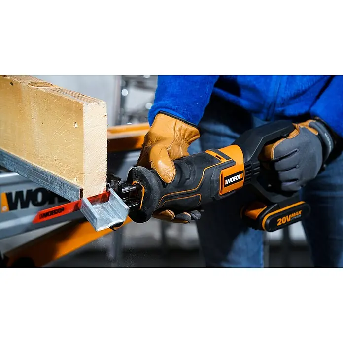 Worx PowerShare 20V Akku-Säbelsäge WX516.9 - 20 V, Ohne Akku, Hublänge: 29 mm - Ein Mann benutzt eine WORX-Akku-Säbelsäge, um ein Holzstück zu schneiden, wobei er Handschuhe trägt und die Säge mit einem 20V-Akku betrieben wird.