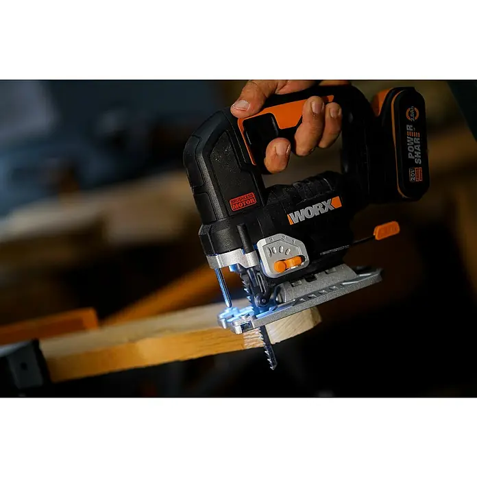 Worx PowerShare 20V Akku-Stichsäge WX542.9 - 20 V, Ohne Akku, Leerlaufhubzahl: 0 /min - 3.500 /min - Eine Worx-Stichsäge im Einsatz, die ein Stück Holz schneidet. Sie verfügt über einen bürstenlosen Motor und einen 20V Power Share Akku.
