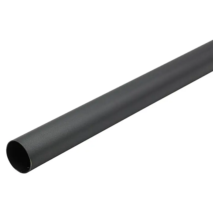 Gardinenstange Rohr - Anthrazit, Länge: 240 cm, Durchmesser: 20 mm, Metall - Nahaufnahme eines schwarzen Metallrohrs vor einem schwarzen Hintergrund, das die Textur und das schlichte Design des Rohrs hervorhebt.