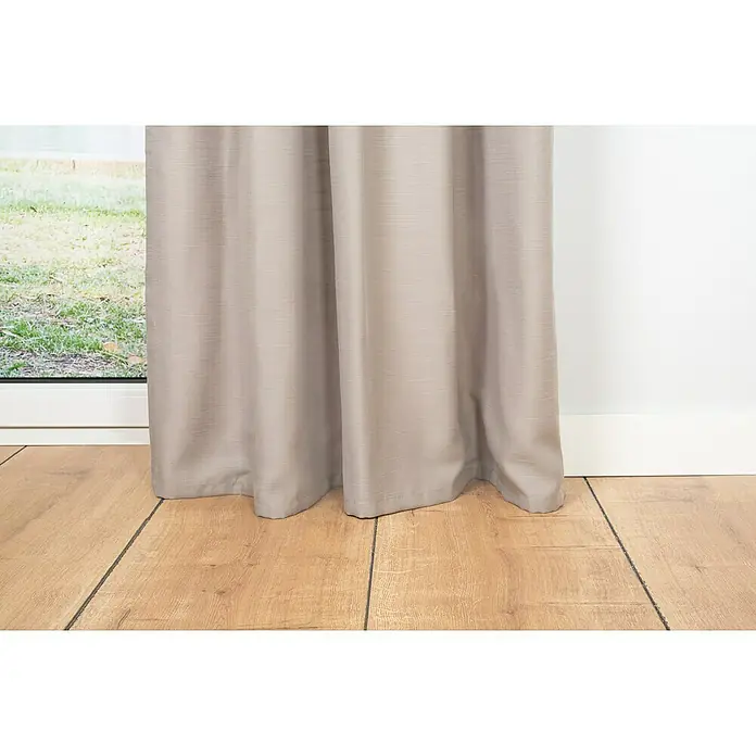 Schlaufenschal Leinen-Look - B x H: 135 x 300 cm, 100 % Polyester, Cappuccino - Ein sanft beiger Vorhang hängt elegant vor einem Fenster und verleiht dem Raum Wärme und Gemütlichkeit. Der Stoff fällt weich und bildet sanfte Falten.