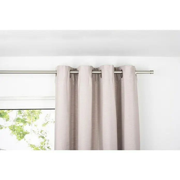 Ösenschal Leinen-Look - B x H: 135 x 300 cm, 100 % Polyester, Cappucino - Nahaufnahme eines schlichten, hellgrauen Vorhangs mit Metallösen, der an einer silbernen Stange vor einem Fenster hängt.