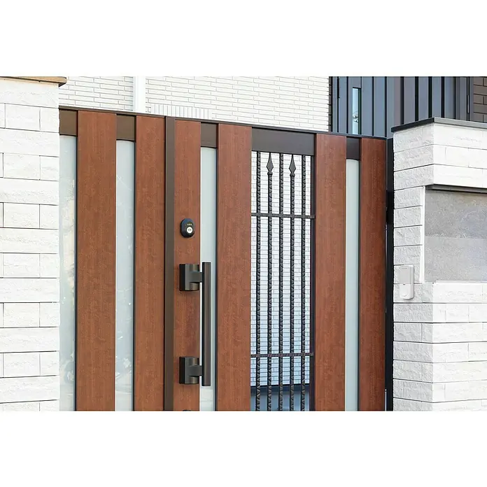 Garza Juego de timbre inalámbrico MIni Plug+Batería - Plástico, Blanco - Primer plano de una puerta de jardín moderna de madera y metal con un diseño elegante y cerradura electrónica.