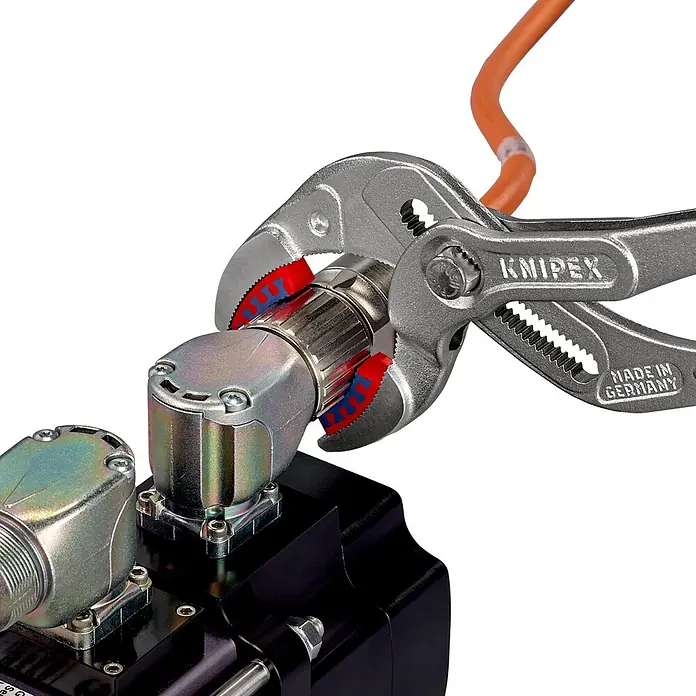 Knipex Wasserpumpenzange SpeedGrip - Länge: 250 mm, Verchromt - Eine Knipex Zange greift einen Metallanschluss mit roter und blauer Gummihülle, der Teil einer komplexen Maschine ist.