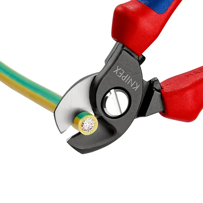 Knipex Kabelschere - Länge: 18 cm - Nahaufnahme einer Knipex-Kabelschere beim Durchtrennen eines Kabels, die das Werkzeug und seine Funktionalität hervorhebt.