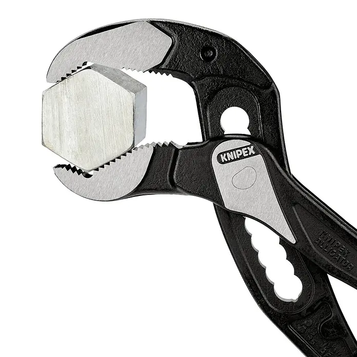 Knipex Alligator Wasserpumpenzange - Länge: 400 mm - Eine Nahaufnahme einer KNIPEX Alligator-Wasserpumpenzange, die einen Sechskant hält, vor einem schwarzen Hintergrund.