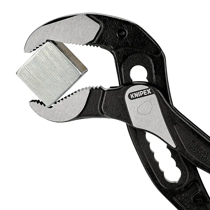 Knipex Alligator Wasserpumpenzange - Länge: 400 mm - Nahaufnahme einer KNIPEX Alligator Wasserpumpenzange, die ein Metallstück festhält, auf schwarzem Hintergrund für Werkzeugenthusiasten.