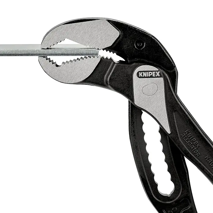Knipex Alligator Wasserpumpenzange - Länge: 400 mm - KNIPEX Alligator Wasserpumpenzange hält ein Metallstück, mit gezahnten Greifbacken für starken Halt und vielseitige Anwendungen.
