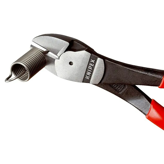 Knipex Seitenschneider - Länge: 25 cm, Härte Schneide: 64 HRC - Knipex Seitenschneider schneidet eine Metallfeder, wobei die Marke Knipex auf dem Werkzeug sichtbar ist. Professionelles Werkzeug im Einsatz.