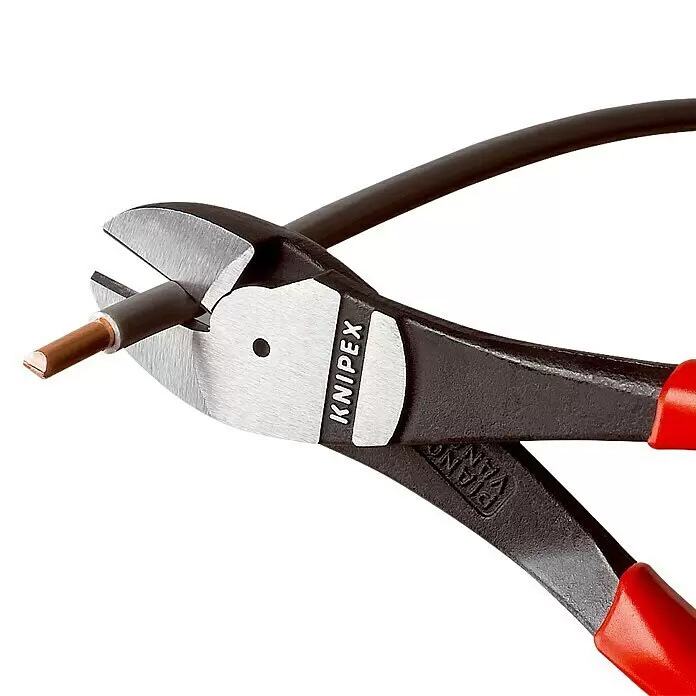Knipex Seitenschneider - Länge: 16 cm, Poliert - Schwarz-silberne Knipex-Seitenschneider mit roten Griffen schneiden ein braun isoliertes Kupferkabel.